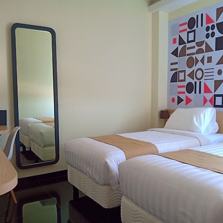 Front One Inn Kediri Kediri  Exterior foto