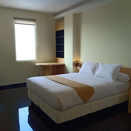 Front One Inn Kediri Kediri  Exterior foto
