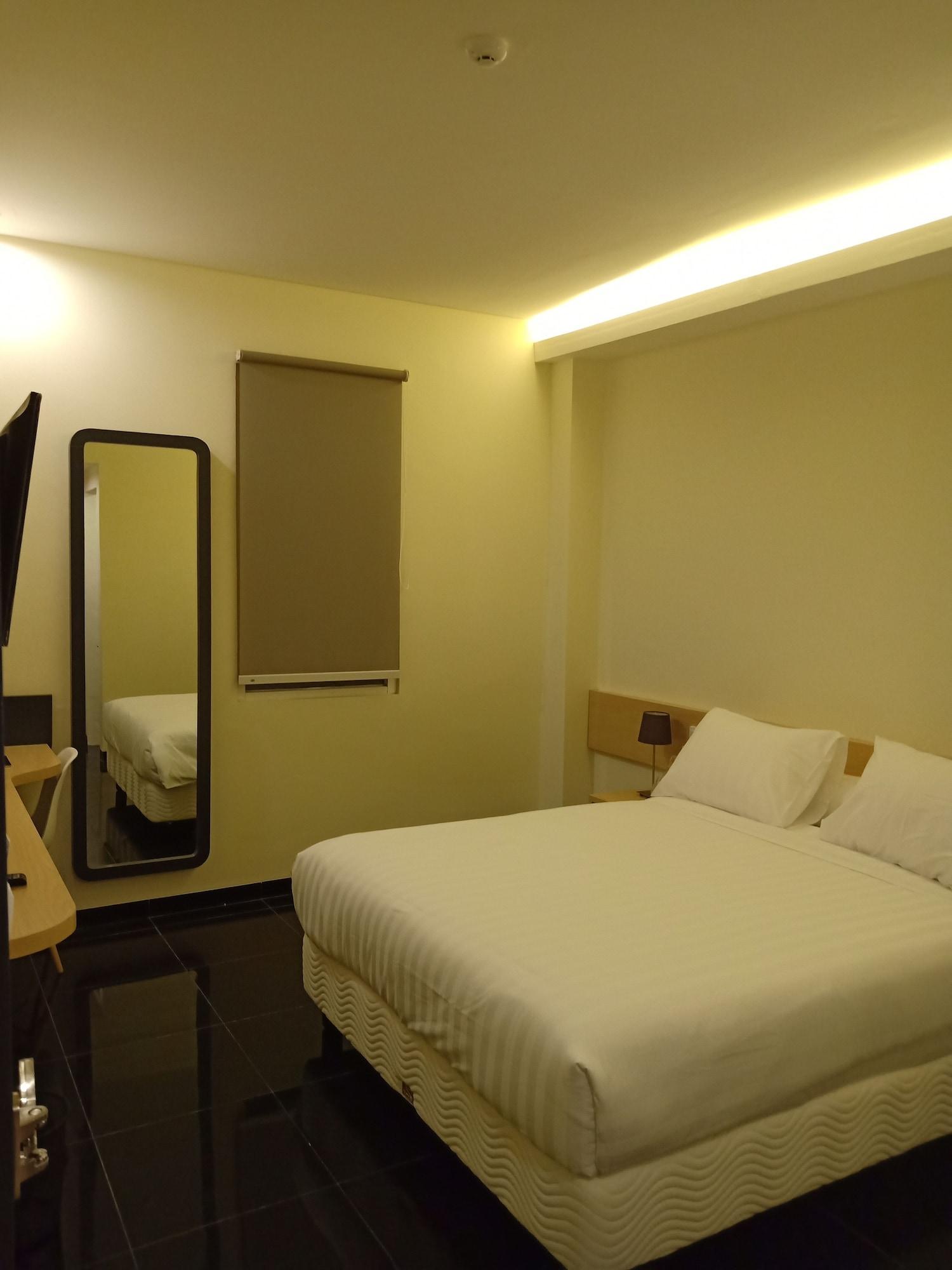 Front One Inn Kediri Kediri  Exterior foto