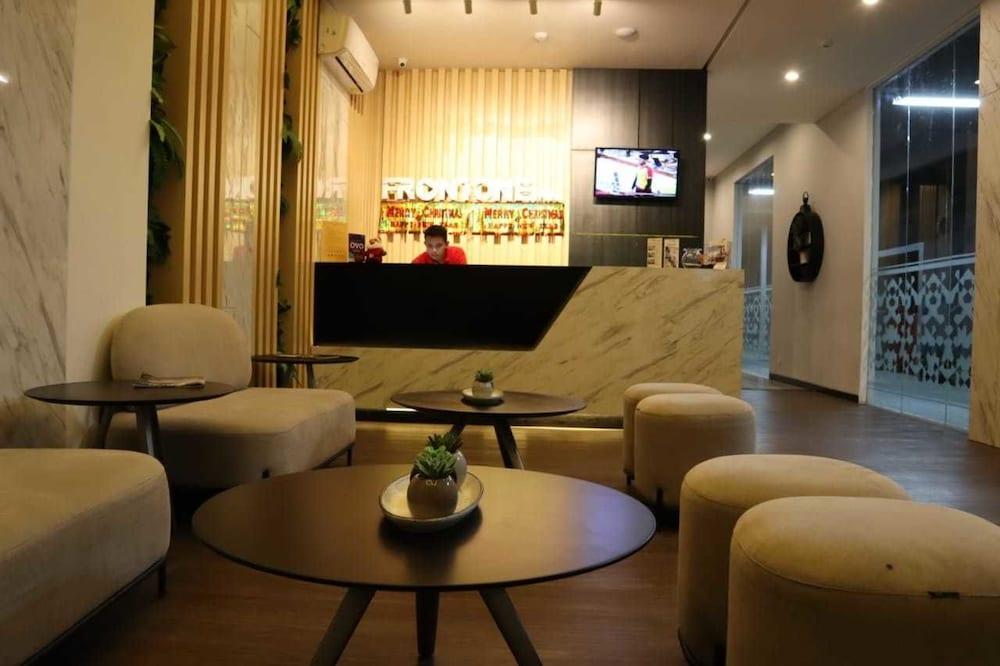Front One Inn Kediri Kediri  Exterior foto