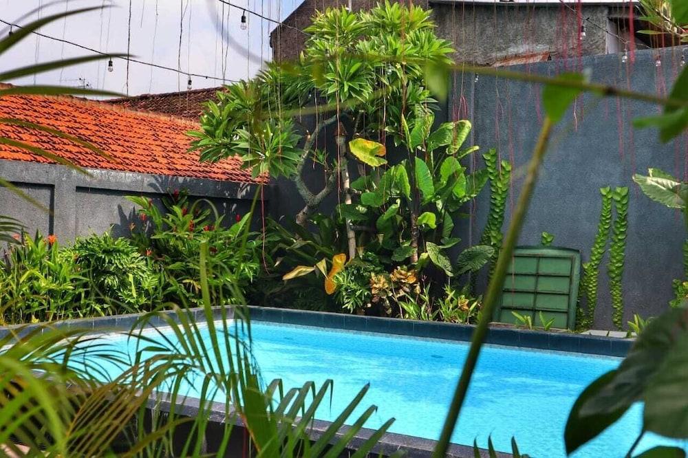 Front One Inn Kediri Kediri  Exterior foto