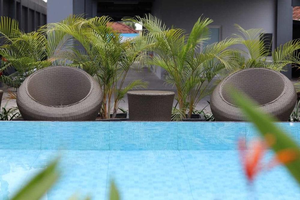 Front One Inn Kediri Kediri  Exterior foto